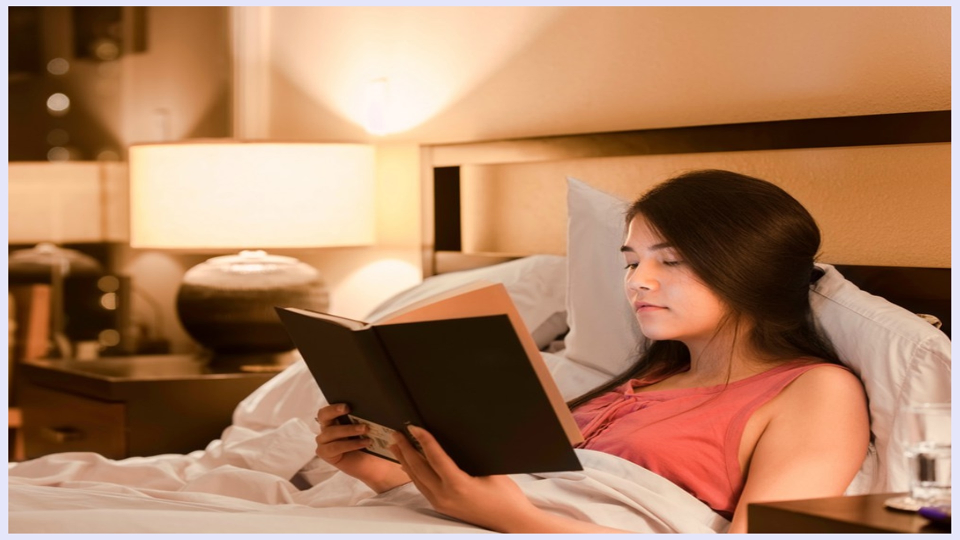 She reads in the evening. Чтение в спальне. Чтение в кровати. Чтение перед сном. Ночное чтение в кровати.