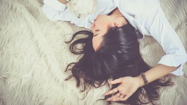 Alasan Mengapa Sebaiknya Anda Menggunakan Guling Saat Tidur