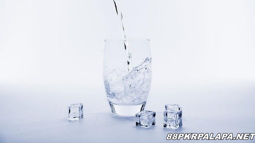 Manfaat Minum Air Dingin untuk Tubuh Bisa Turunkan Berat Badan 